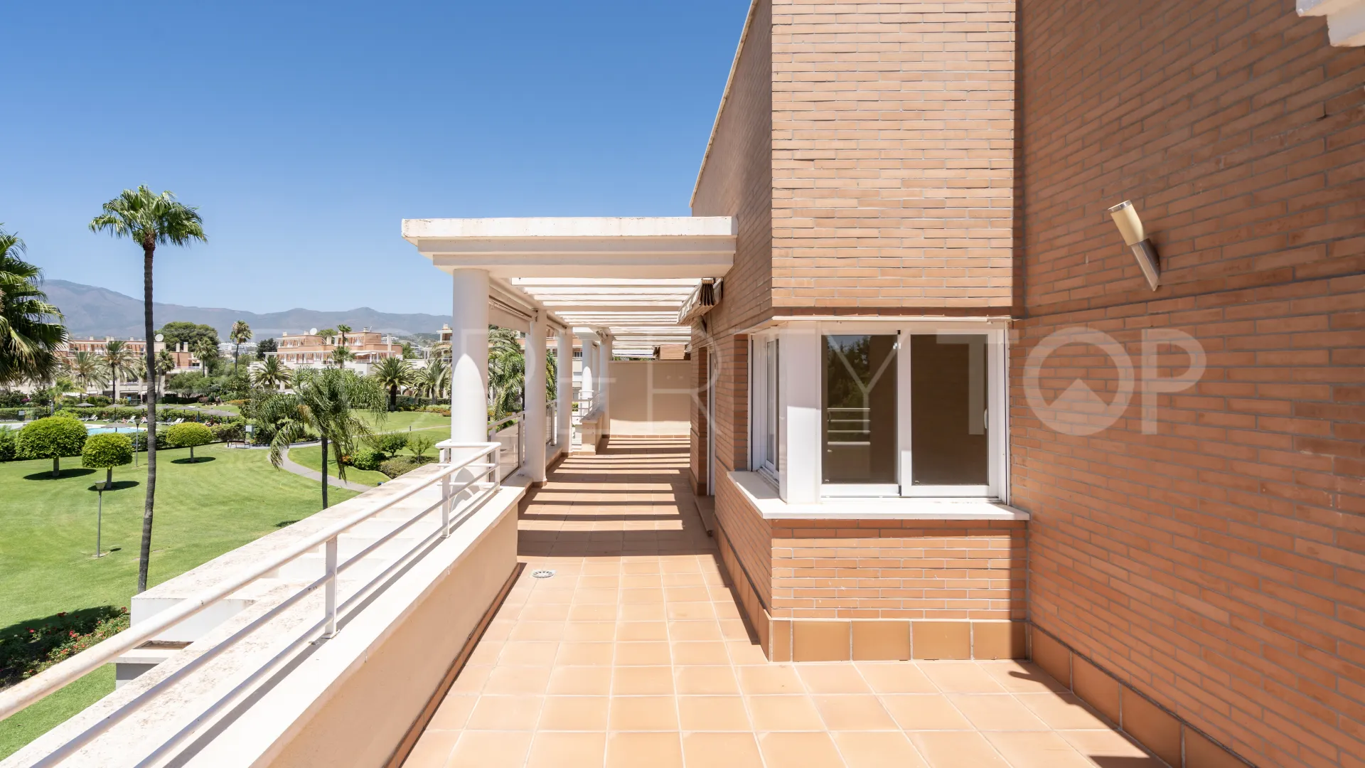 Atico duplex a la venta de 4 dormitorios en Estepona Este