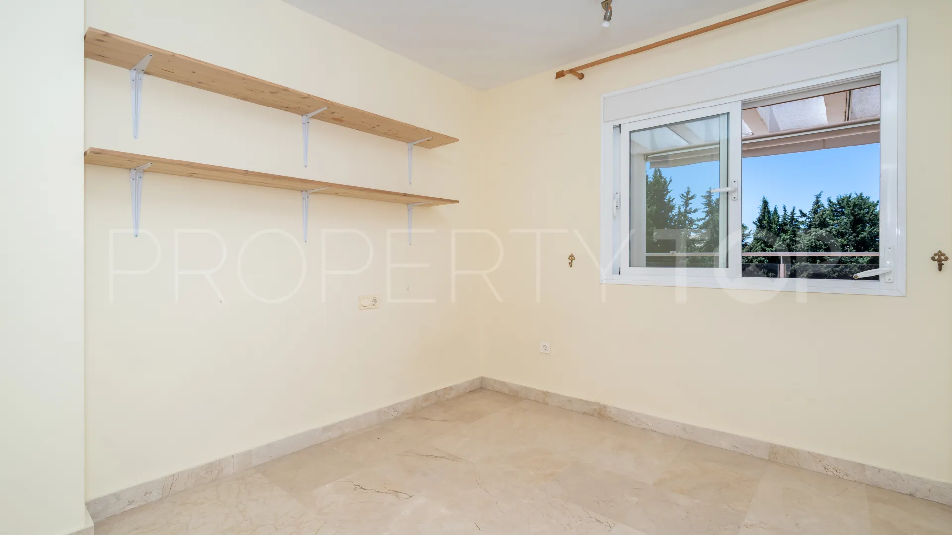 Atico duplex a la venta de 4 dormitorios en Estepona Este