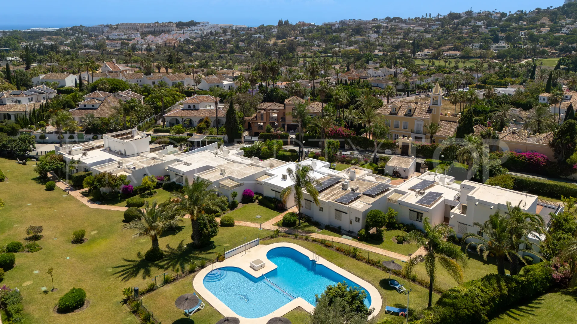 For sale town house in Aloha Sur 32 with 2 bedrooms