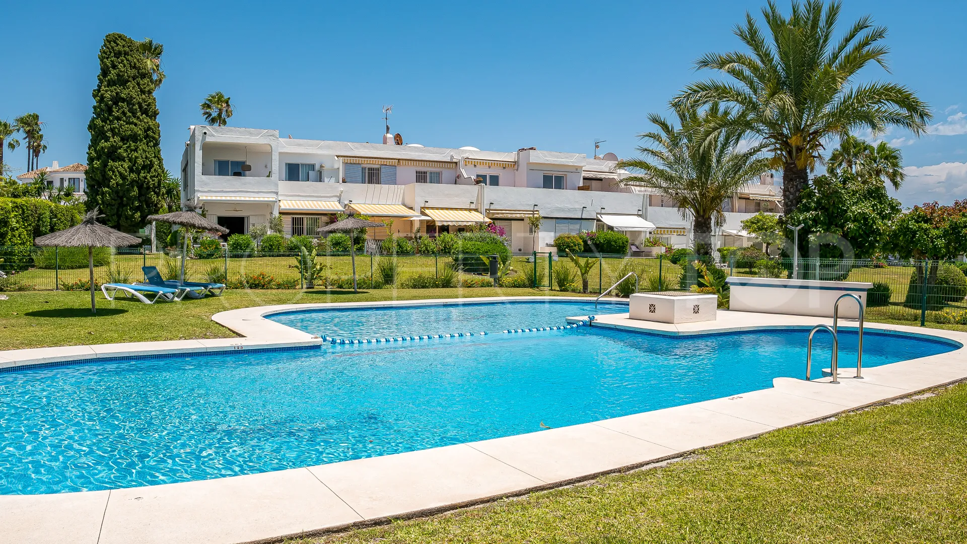For sale town house in Aloha Sur 32 with 2 bedrooms
