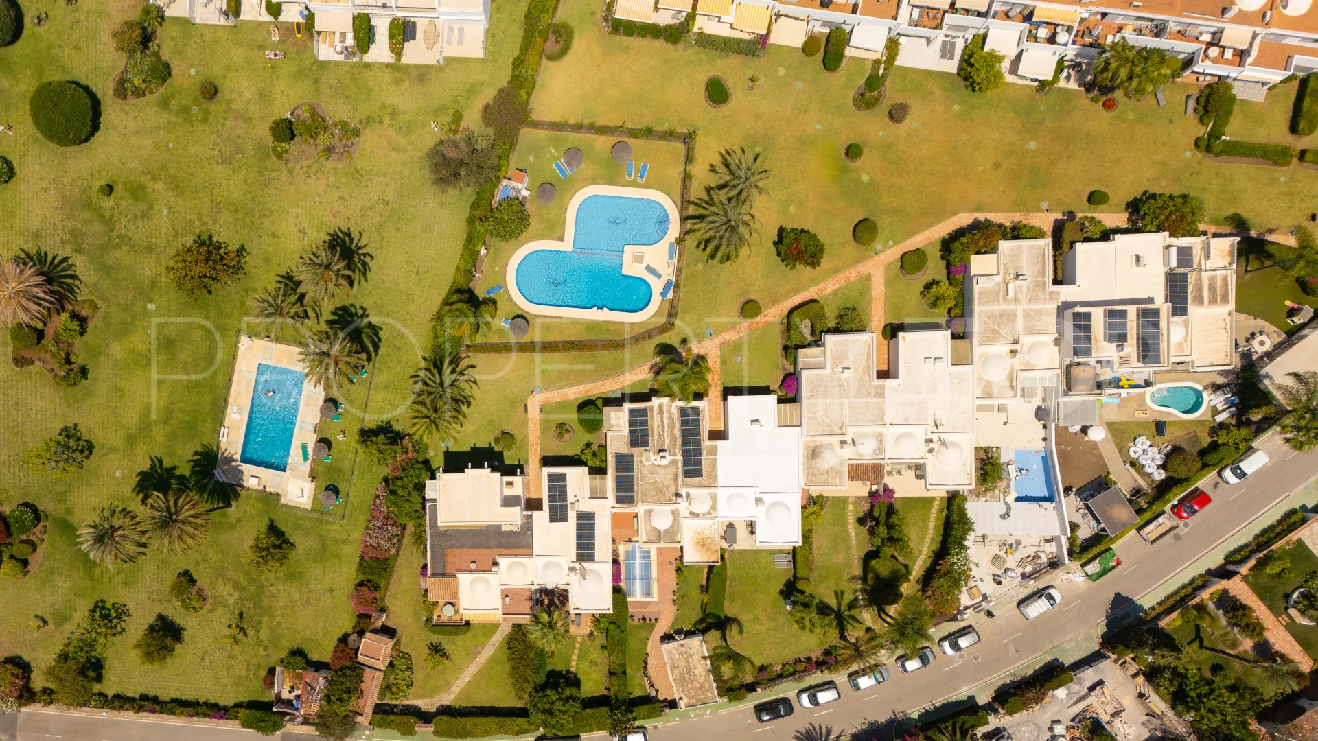 For sale town house in Aloha Sur 32 with 2 bedrooms