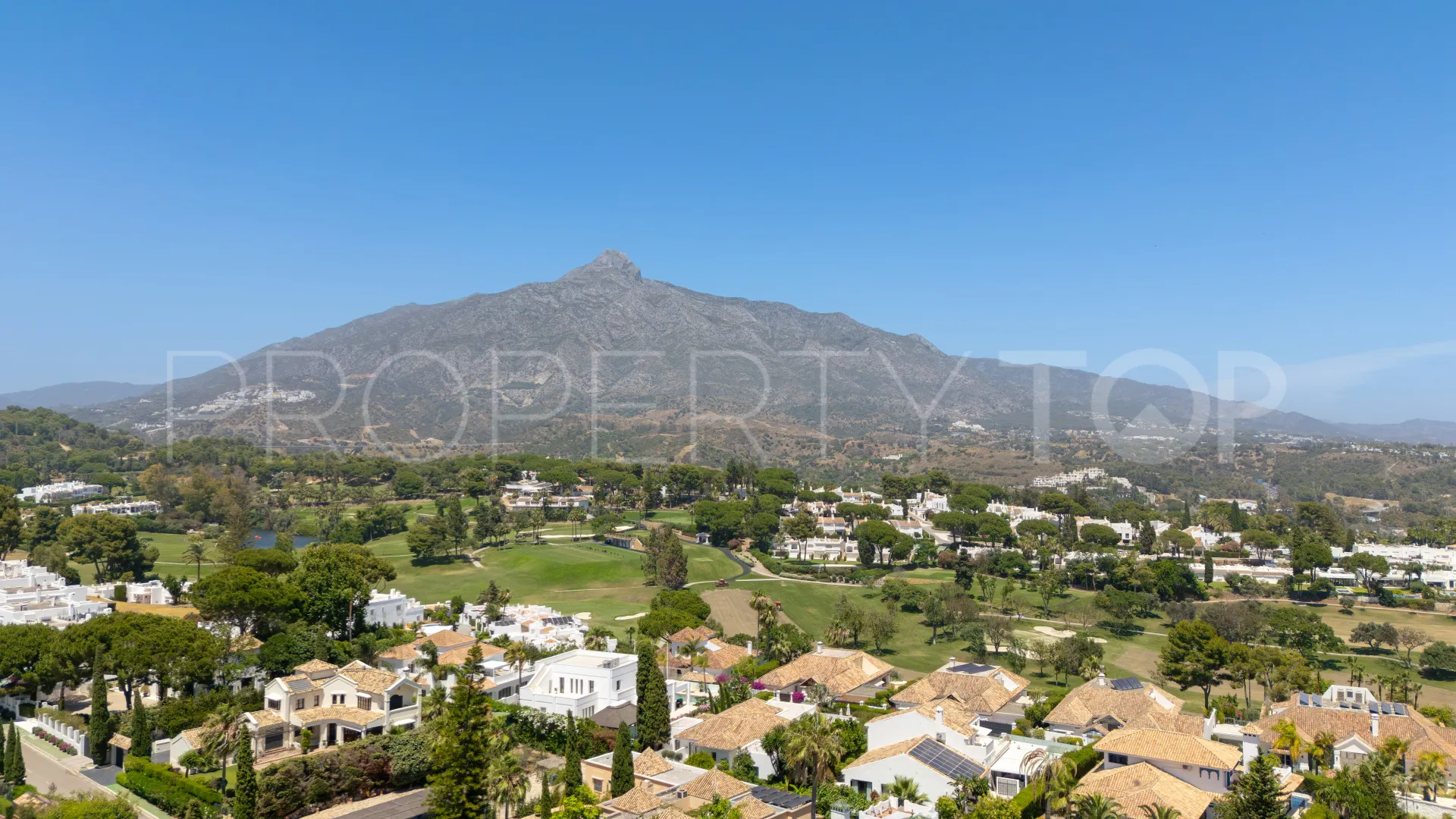 For sale town house in Aloha Sur 32 with 2 bedrooms