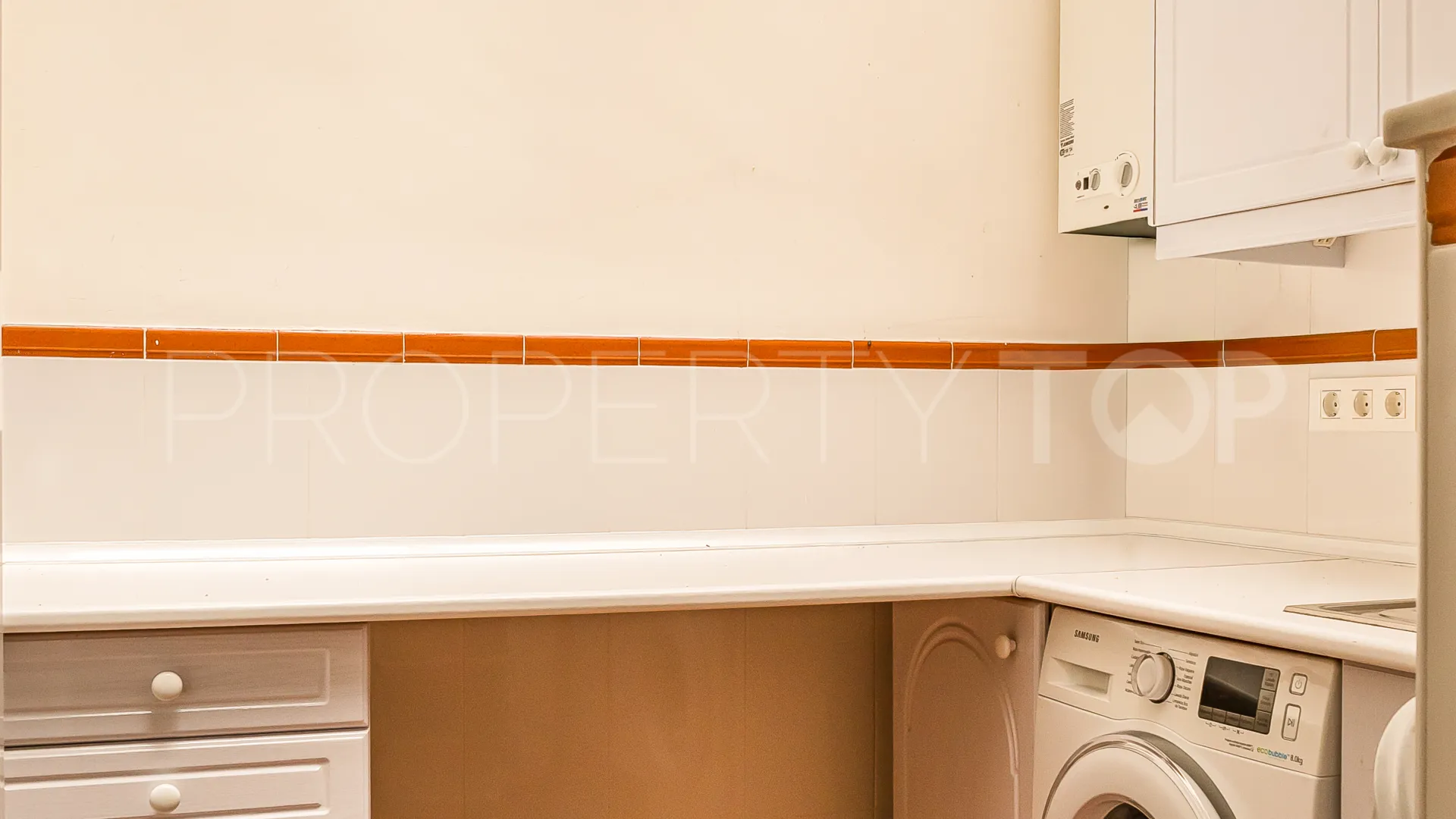 For sale town house in Aloha Sur 32 with 2 bedrooms