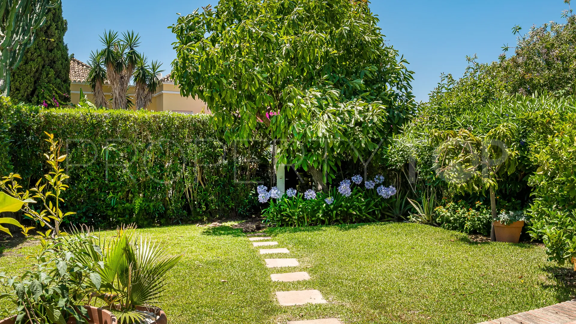 For sale town house in Aloha Sur 32 with 2 bedrooms