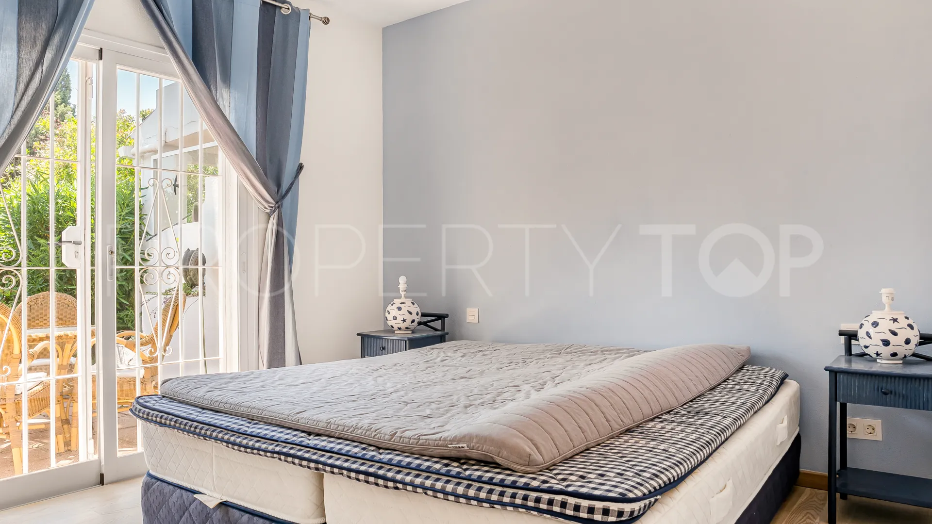 For sale town house in Aloha Sur 32 with 2 bedrooms