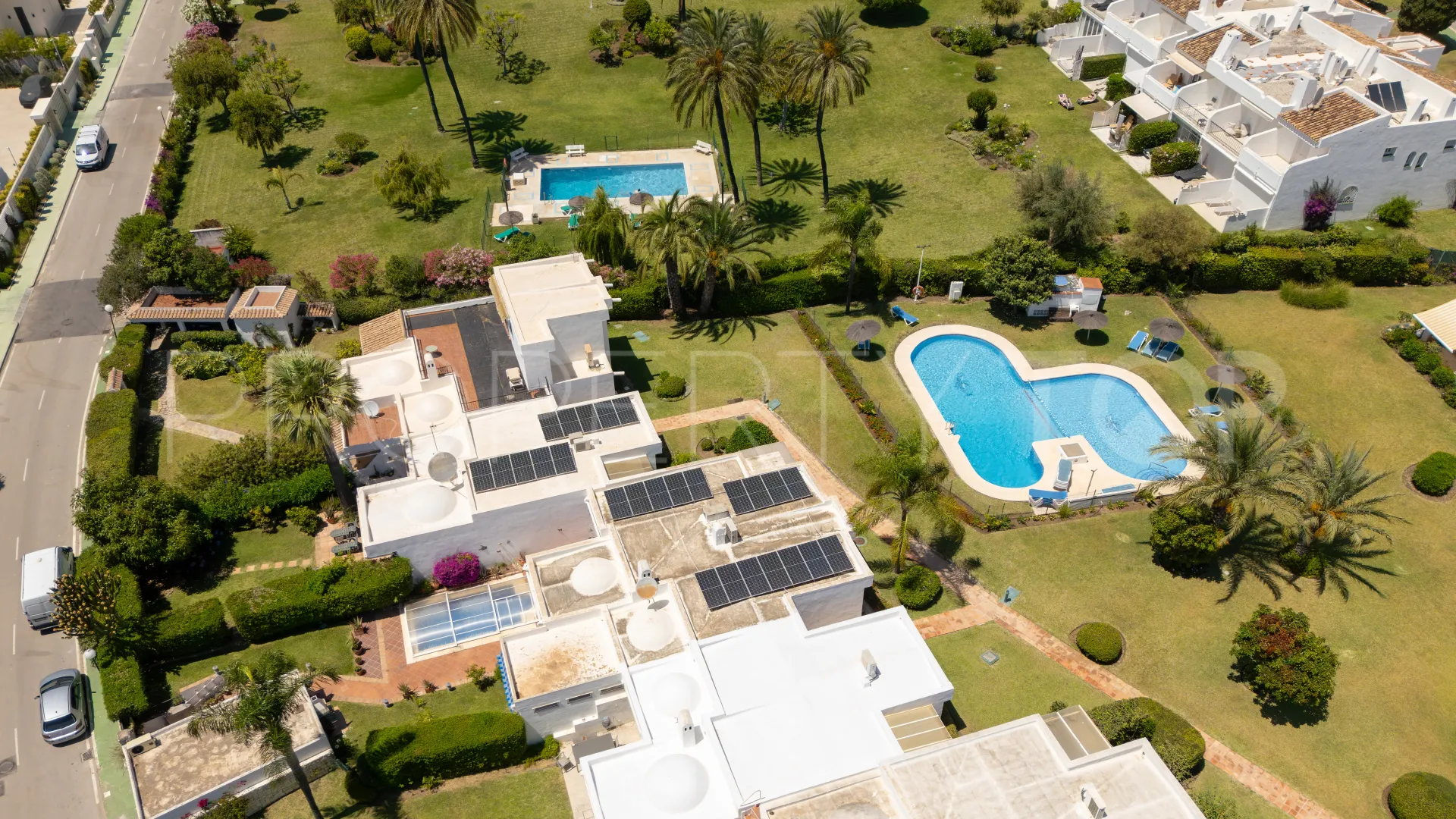 For sale town house in Aloha Sur 32 with 2 bedrooms