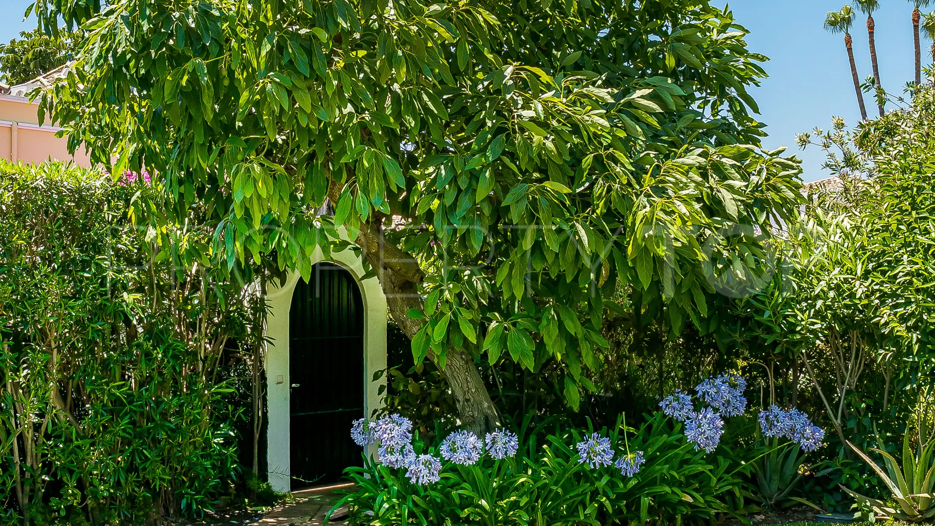 For sale town house in Aloha Sur 32 with 2 bedrooms