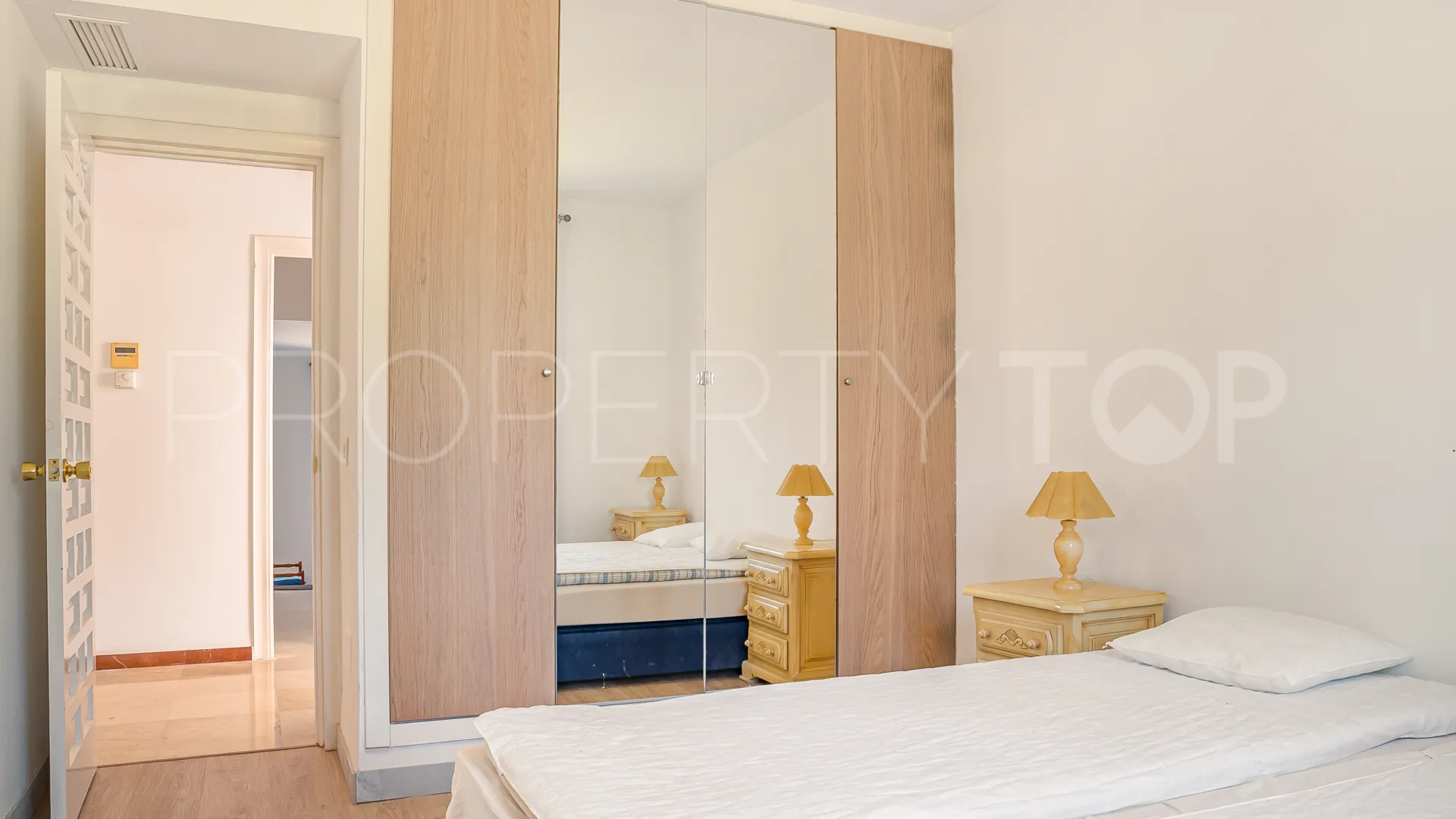 For sale town house in Aloha Sur 32 with 2 bedrooms