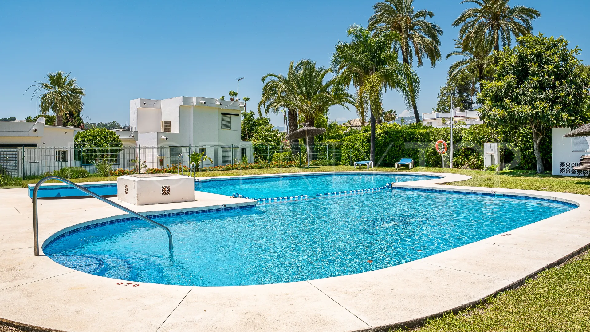 For sale town house in Aloha Sur 32 with 2 bedrooms