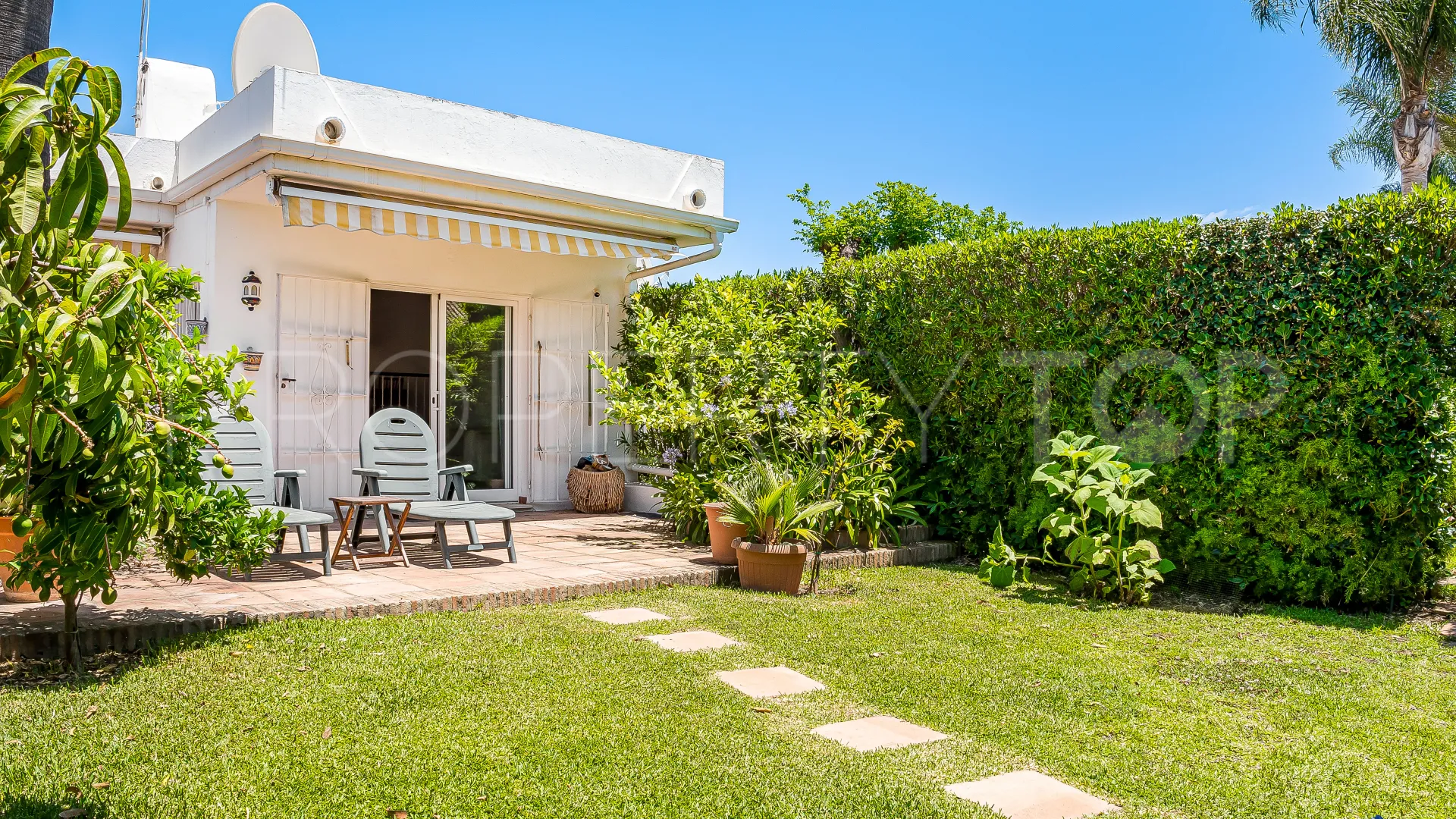 For sale town house in Aloha Sur 32 with 2 bedrooms