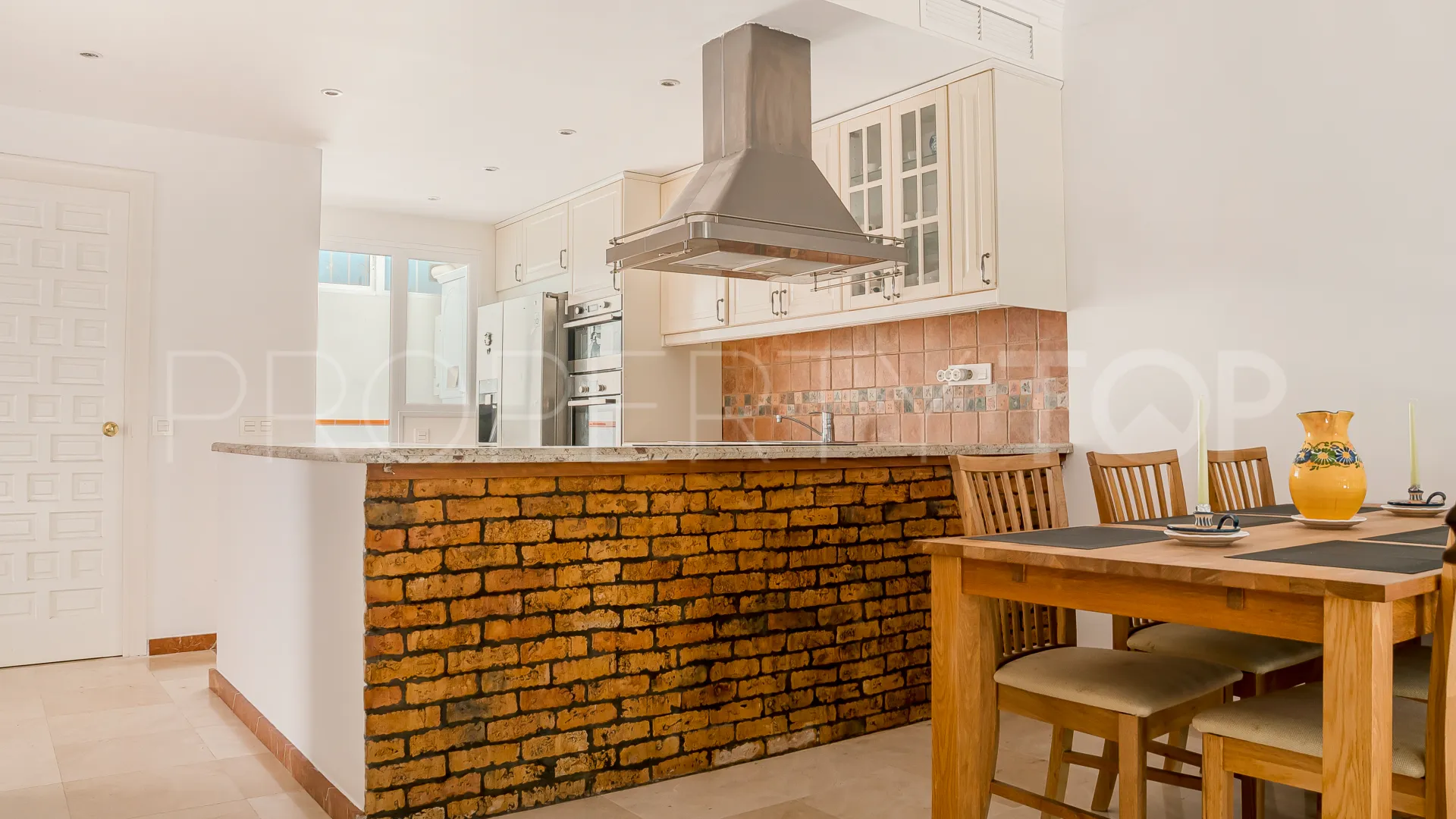 For sale town house in Aloha Sur 32 with 2 bedrooms