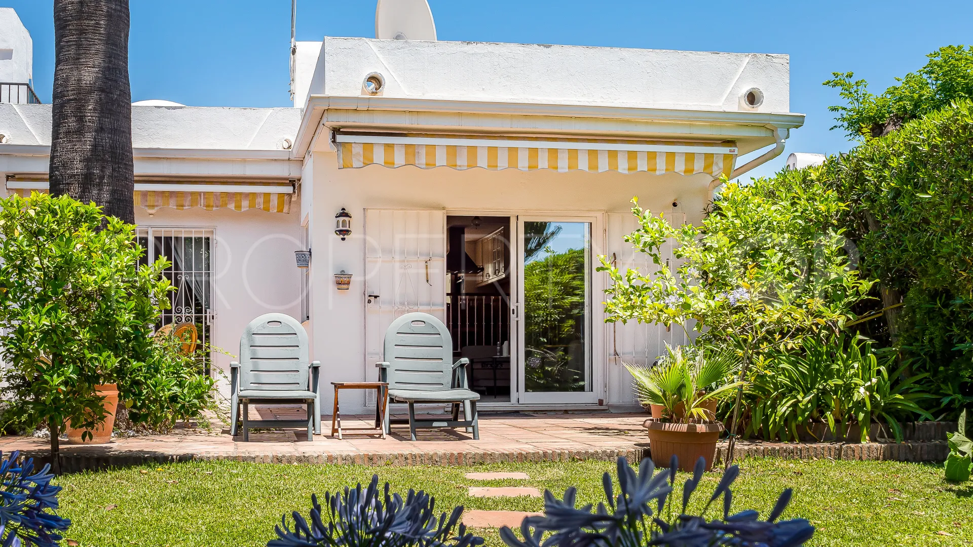 For sale town house in Aloha Sur 32 with 2 bedrooms