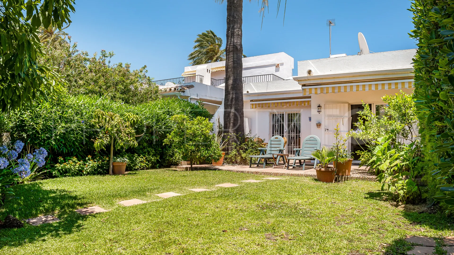 For sale town house in Aloha Sur 32 with 2 bedrooms