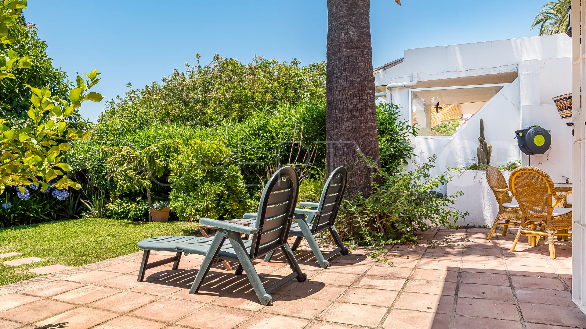 For sale town house in Aloha Sur 32 with 2 bedrooms