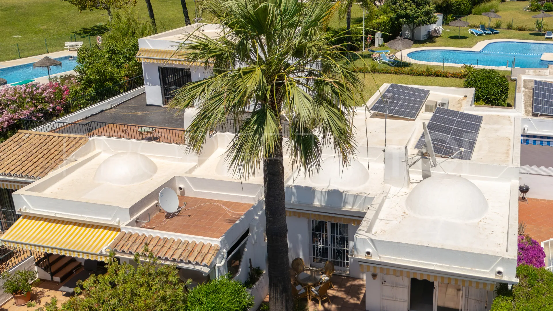 For sale town house in Aloha Sur 32 with 2 bedrooms