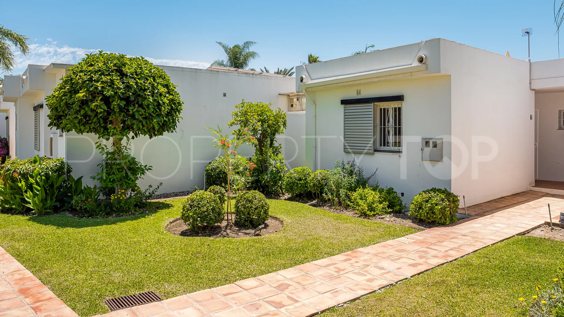 For sale town house in Aloha Sur 32 with 2 bedrooms