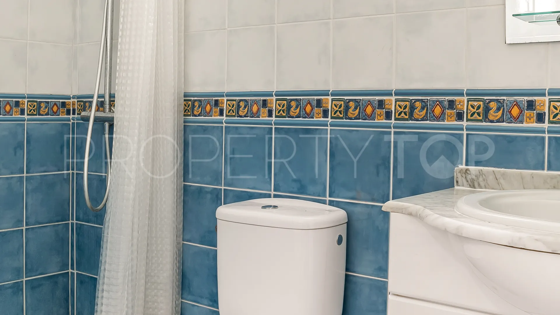 For sale town house in Aloha Sur 32 with 2 bedrooms