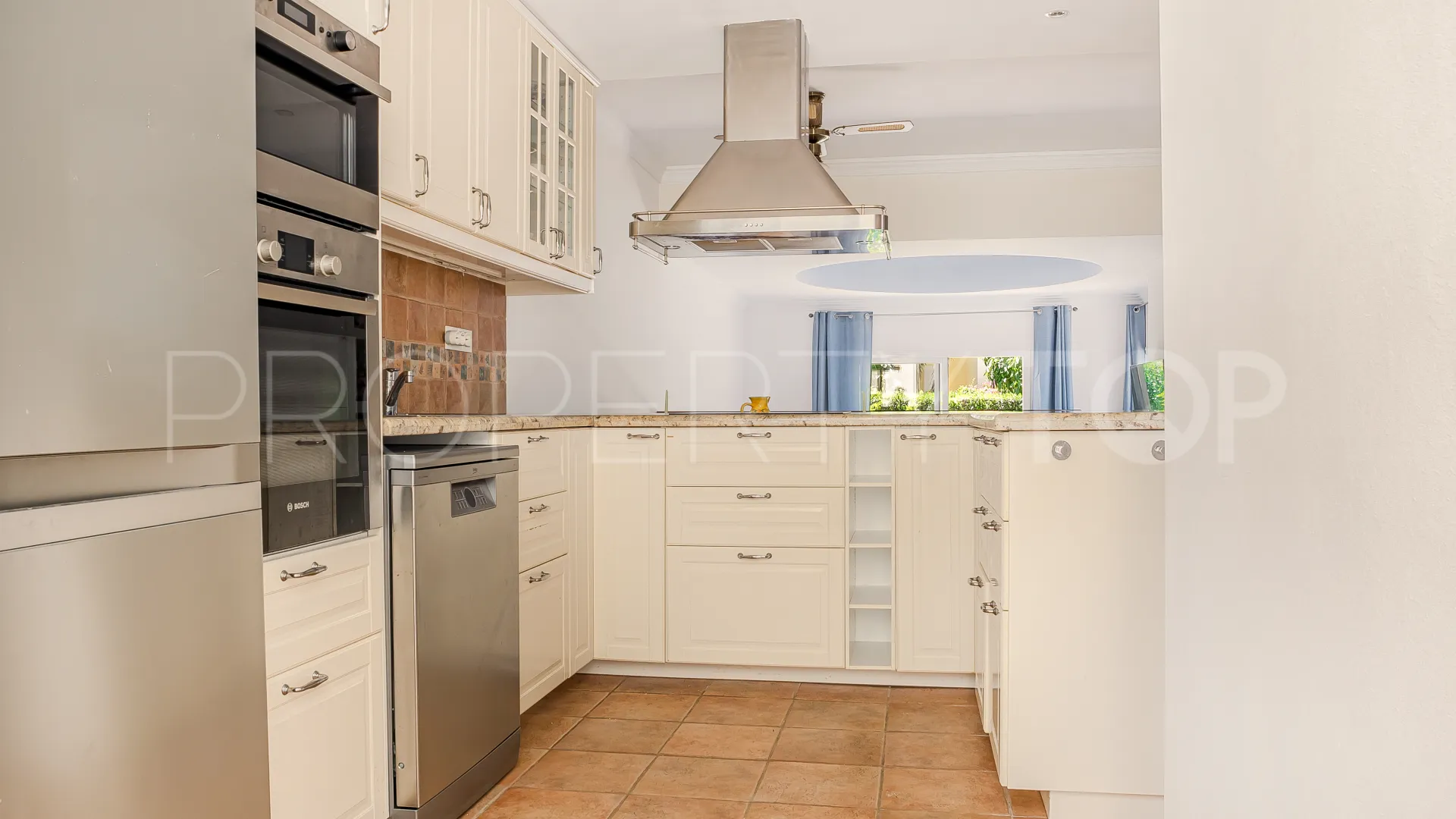 For sale town house in Aloha Sur 32 with 2 bedrooms