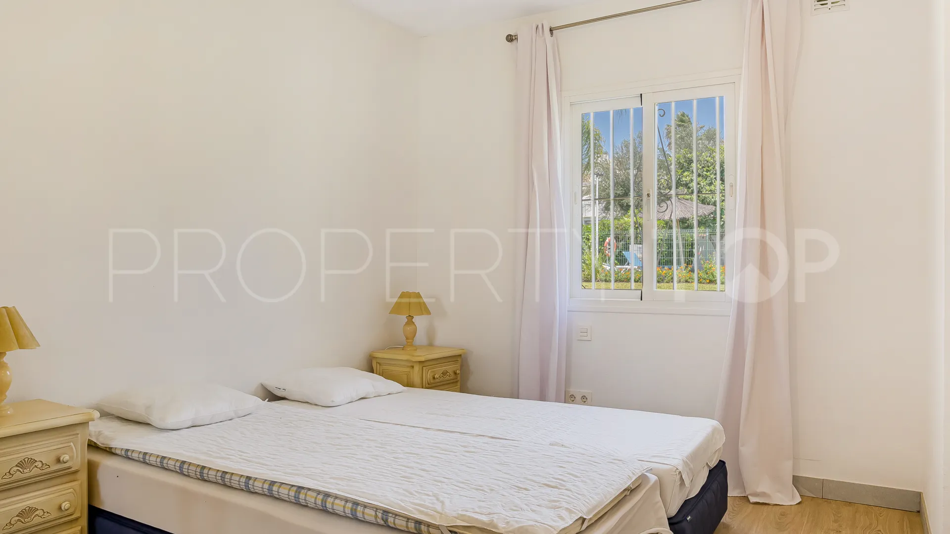For sale town house in Aloha Sur 32 with 2 bedrooms