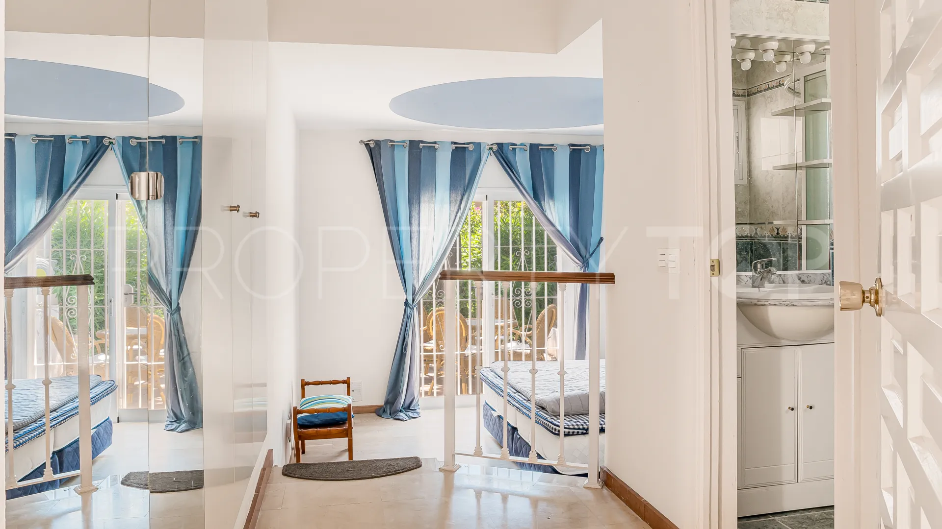 For sale town house in Aloha Sur 32 with 2 bedrooms