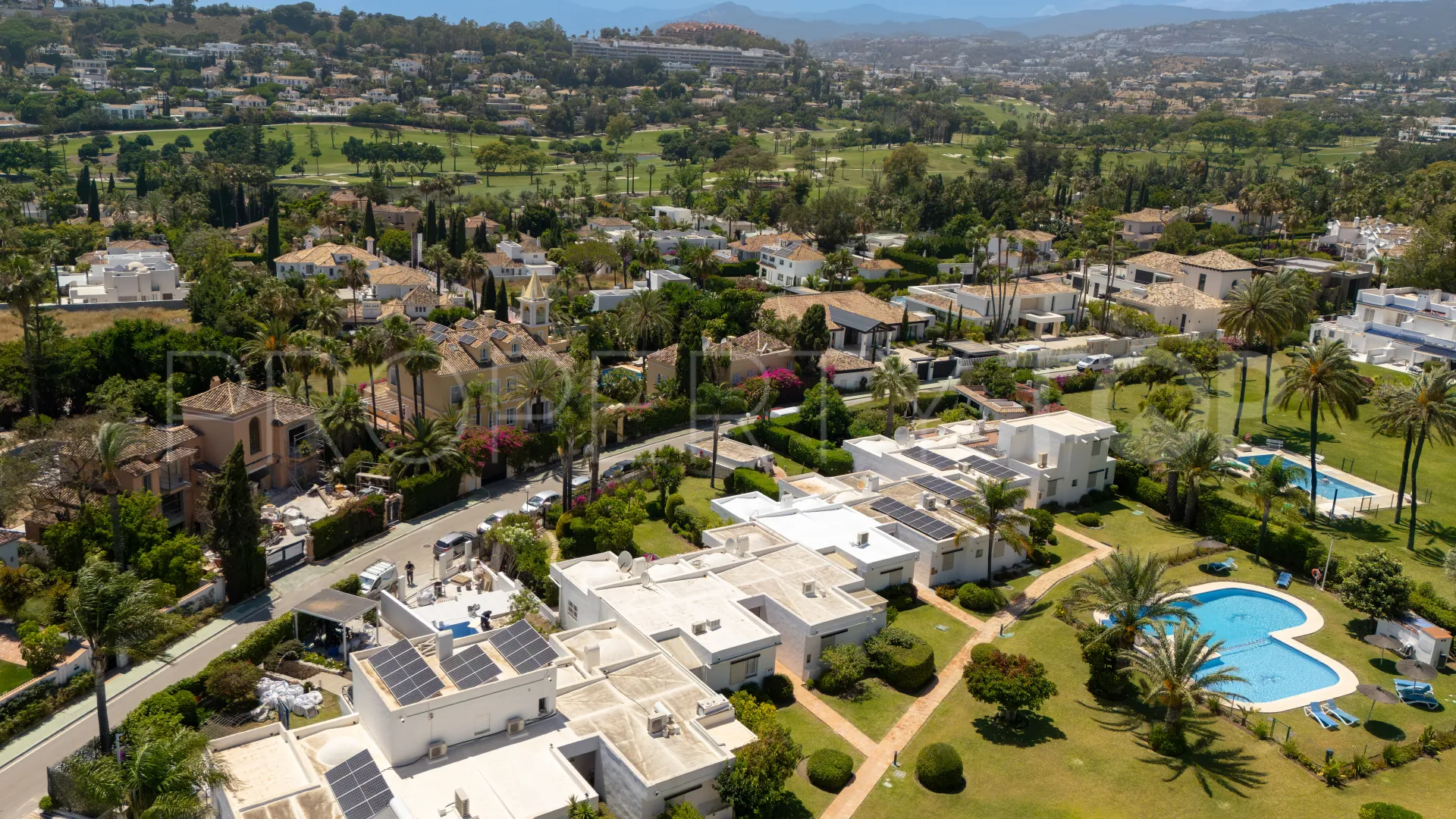 For sale town house in Aloha Sur 32 with 2 bedrooms