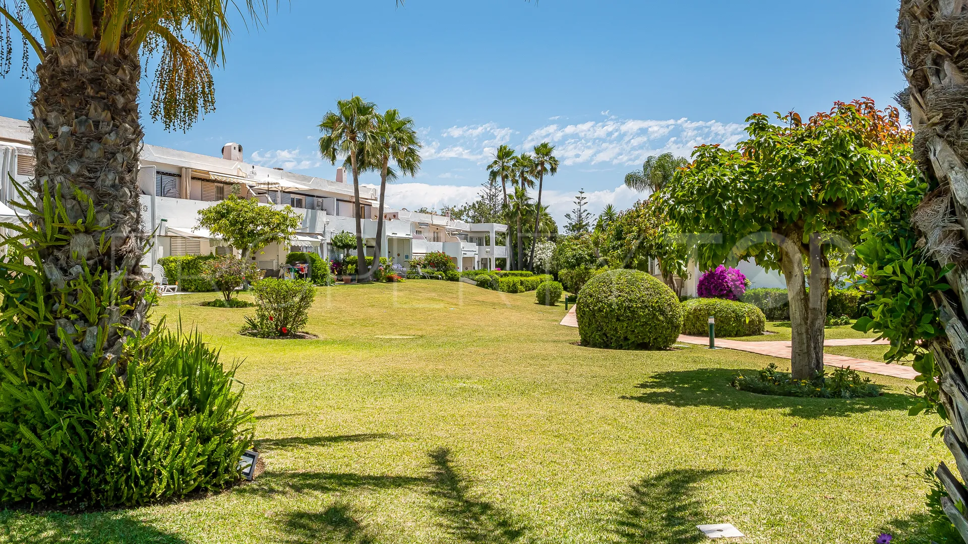 For sale town house in Aloha Sur 32 with 2 bedrooms