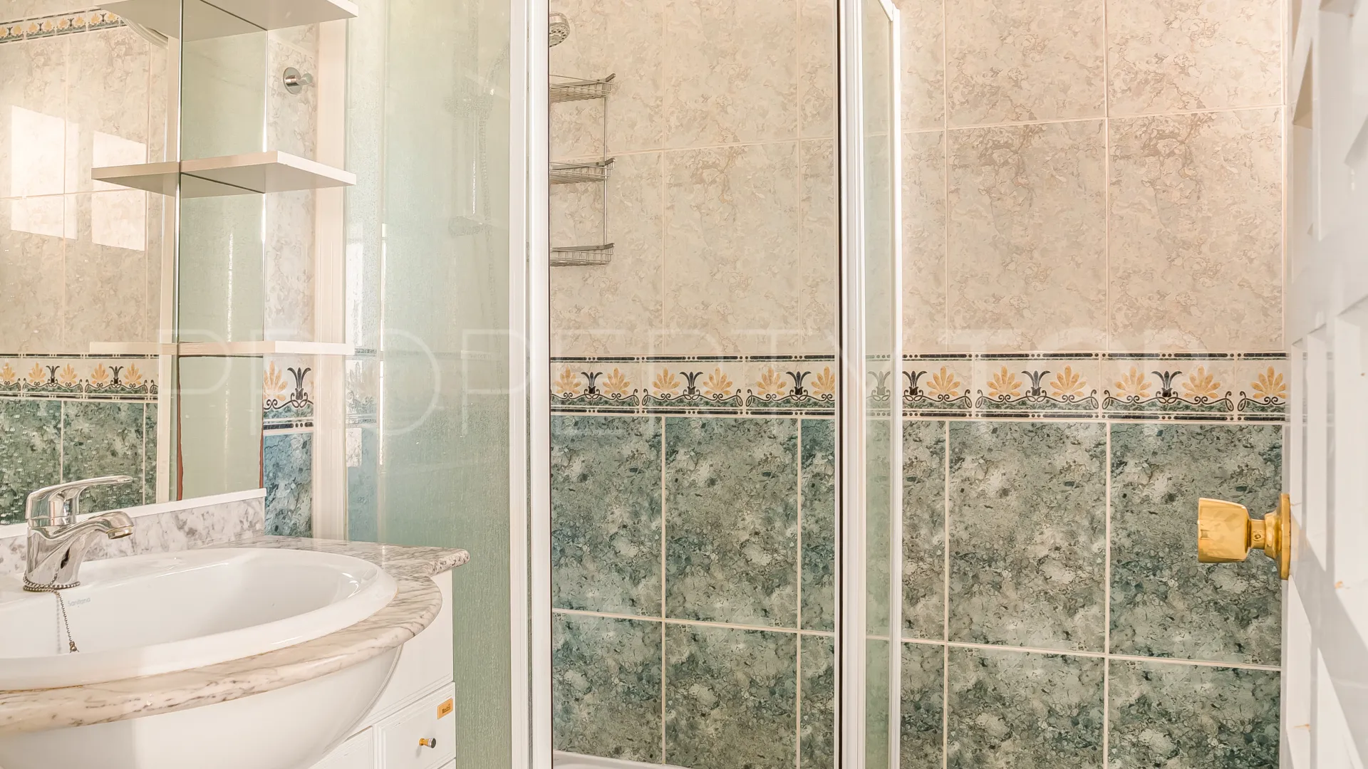 For sale town house in Aloha Sur 32 with 2 bedrooms