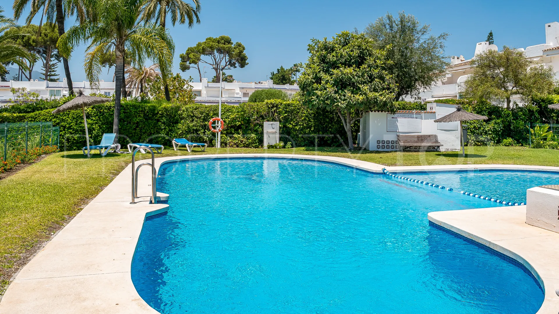 For sale town house in Aloha Sur 32 with 2 bedrooms