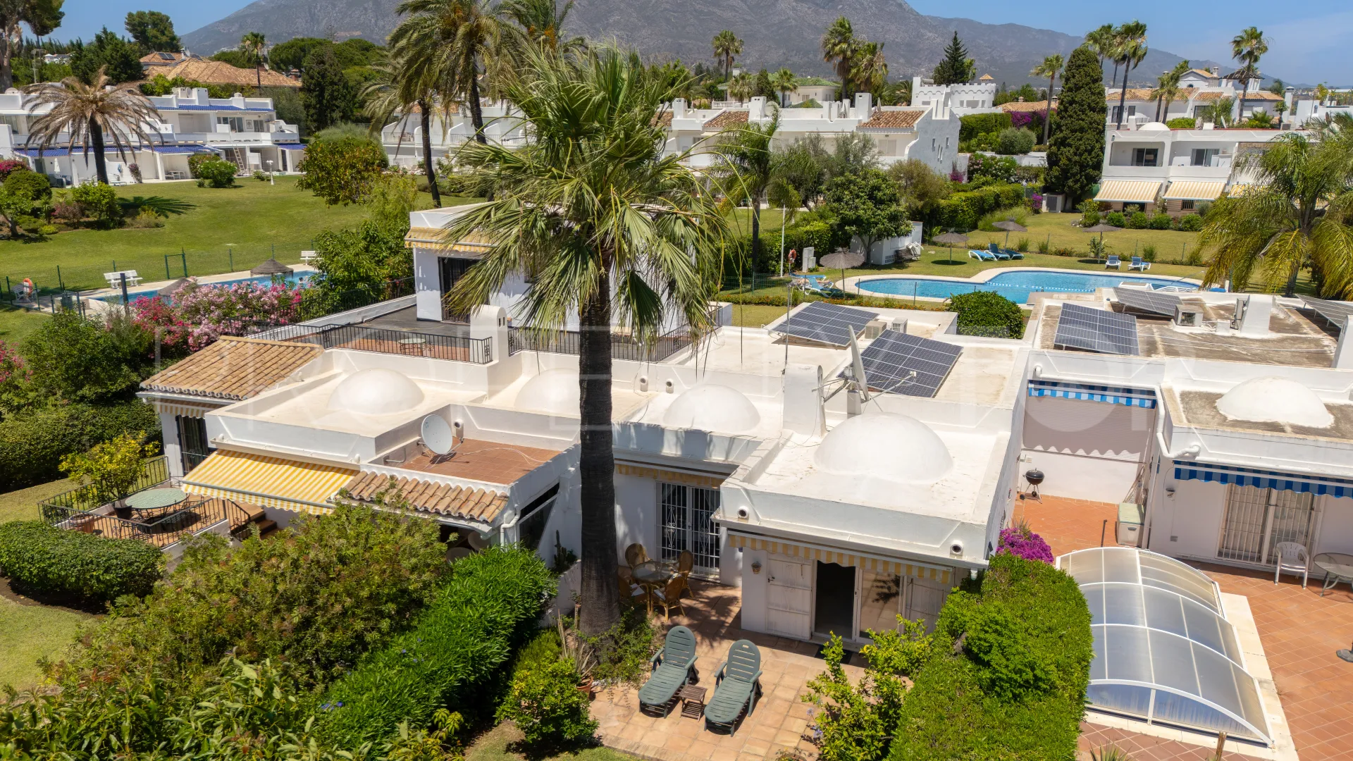 For sale town house in Aloha Sur 32 with 2 bedrooms