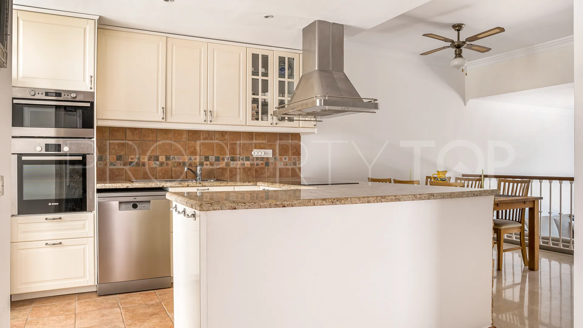 For sale town house in Aloha Sur 32 with 2 bedrooms