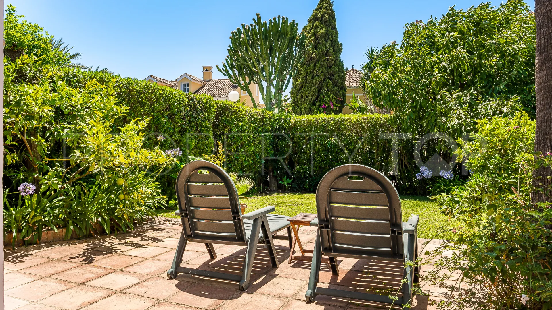For sale town house in Aloha Sur 32 with 2 bedrooms