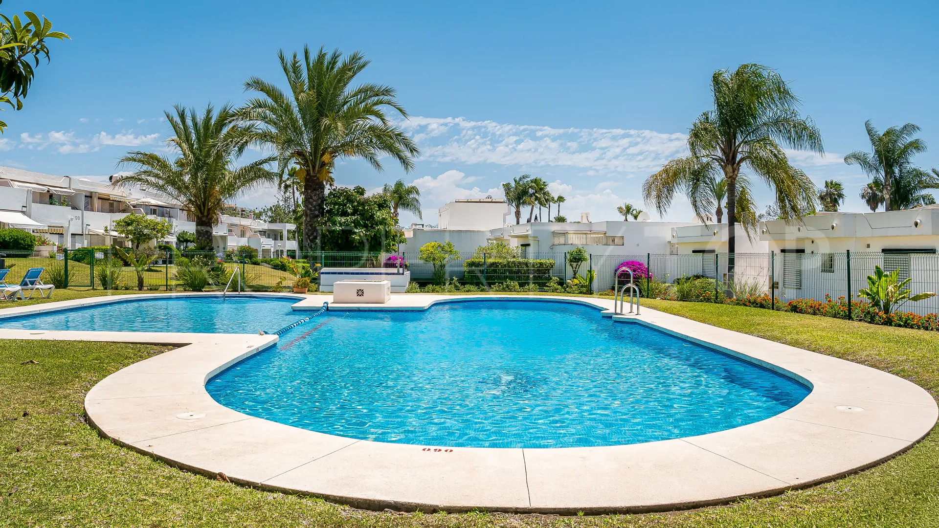 For sale town house in Aloha Sur 32 with 2 bedrooms