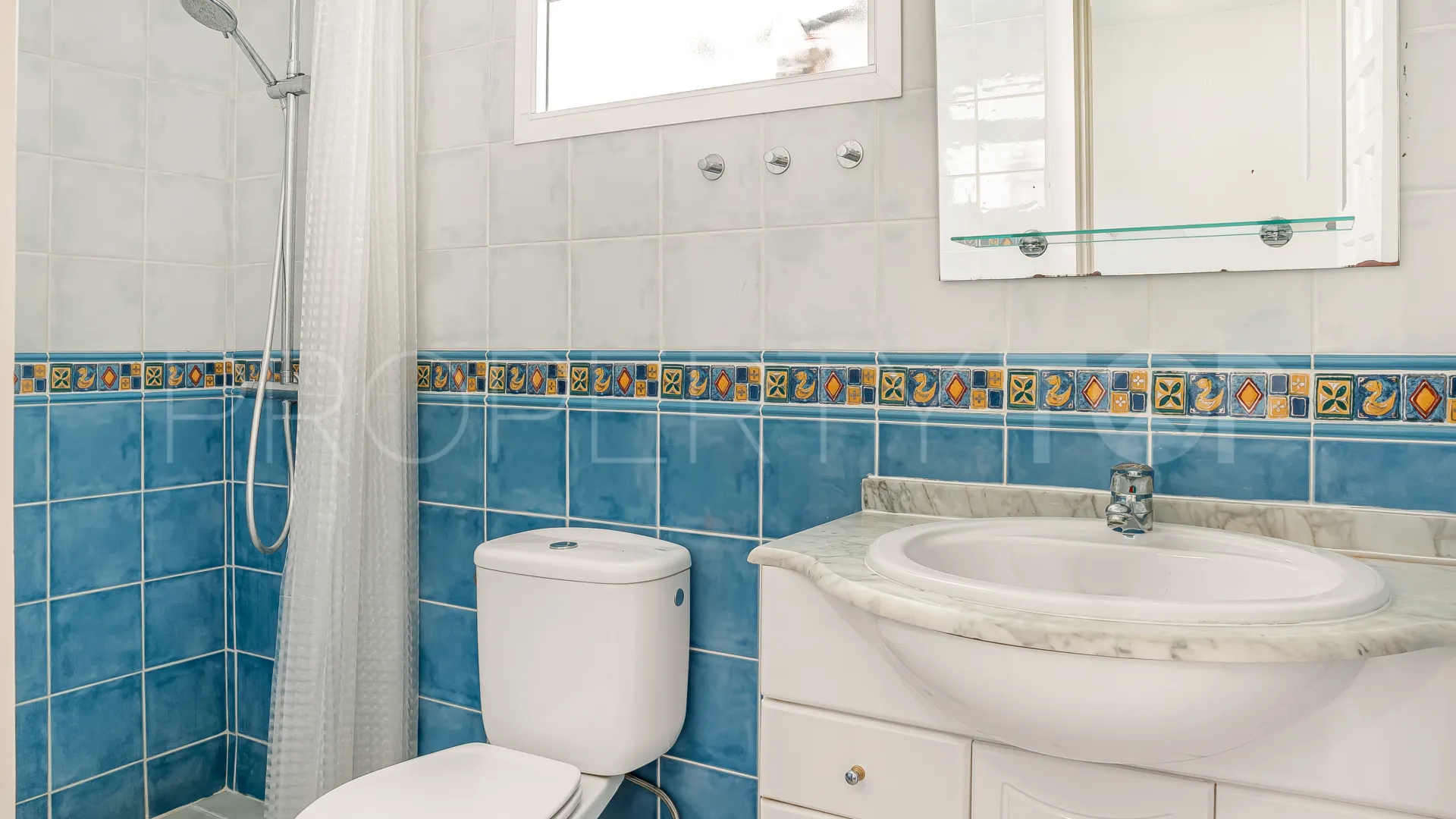 For sale town house in Aloha Sur 32 with 2 bedrooms