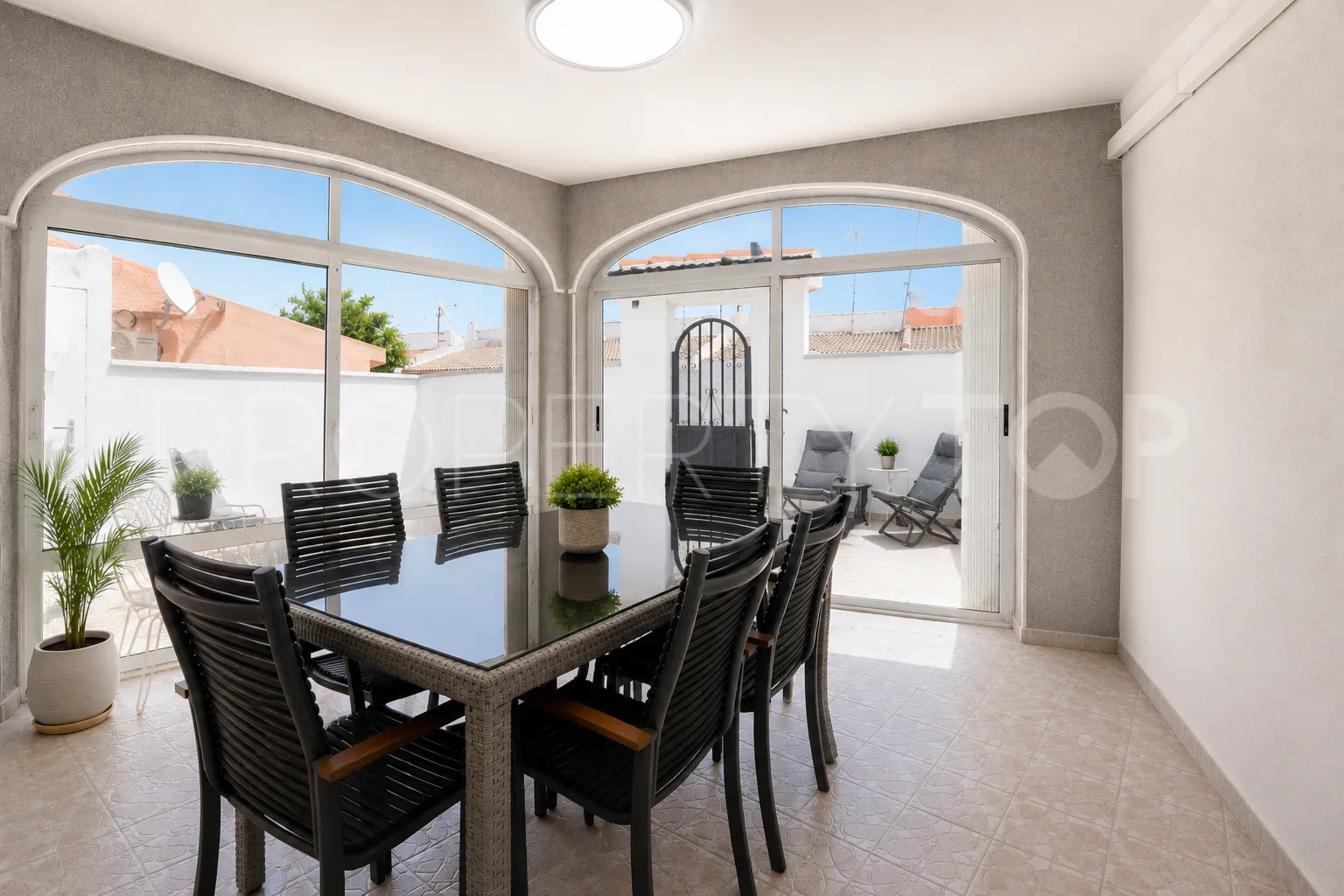 Apartamento planta baja de 3 dormitorios a la venta en Torrevieja