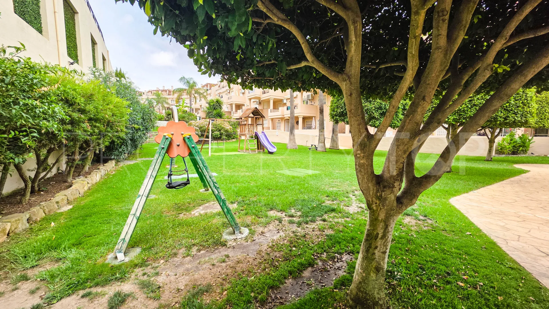 Se vende apartamento planta baja con 2 dormitorios en La Duquesa