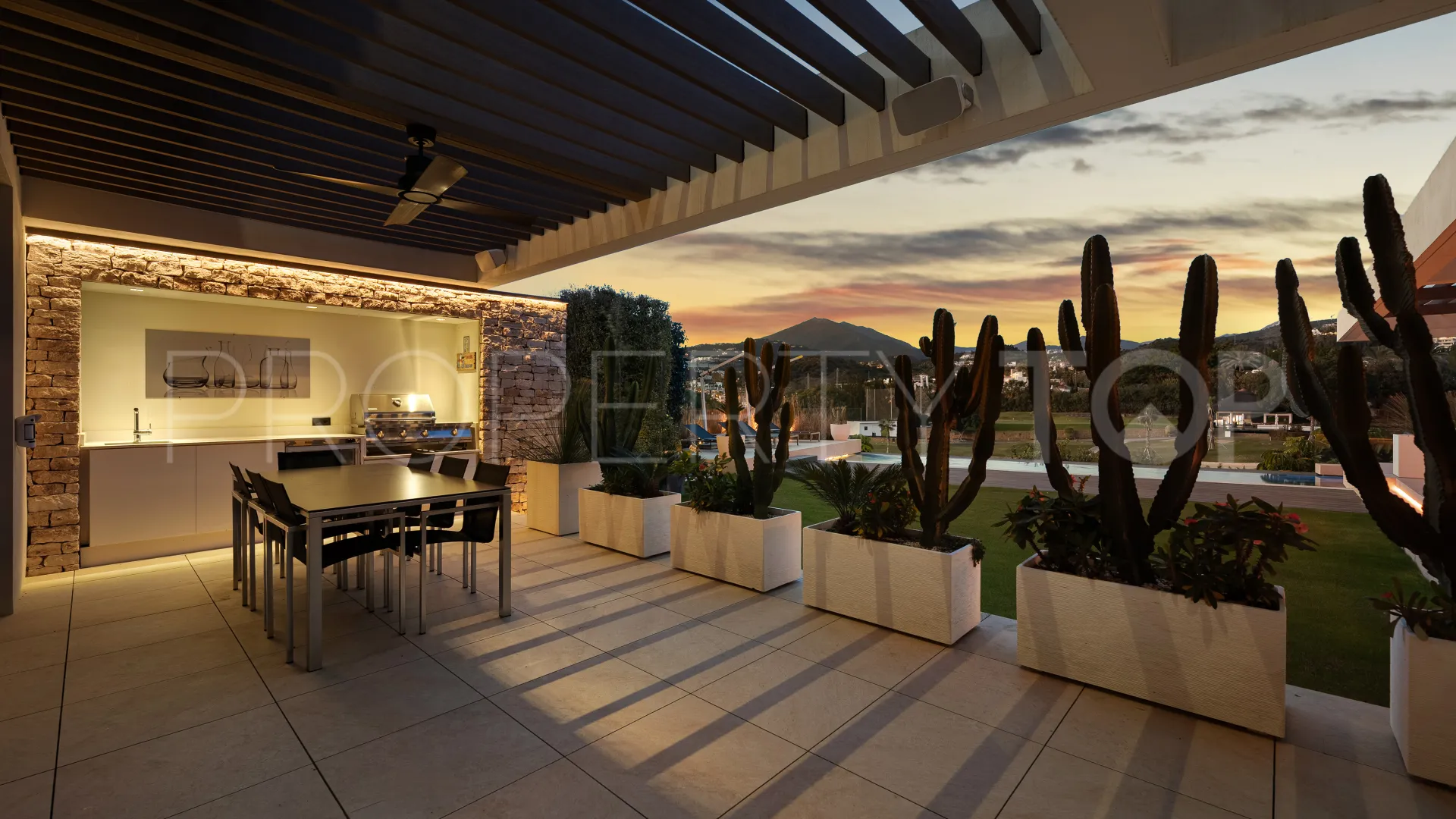 Villa en venta de 7 dormitorios en Nueva Andalucia
