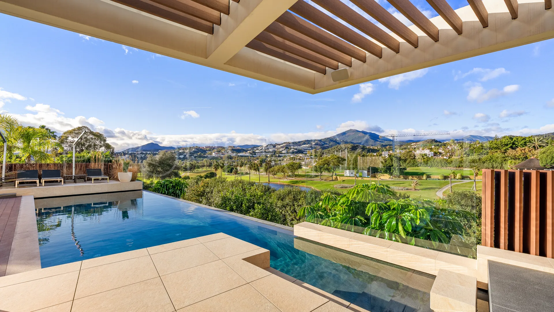 Villa en venta de 7 dormitorios en Nueva Andalucia