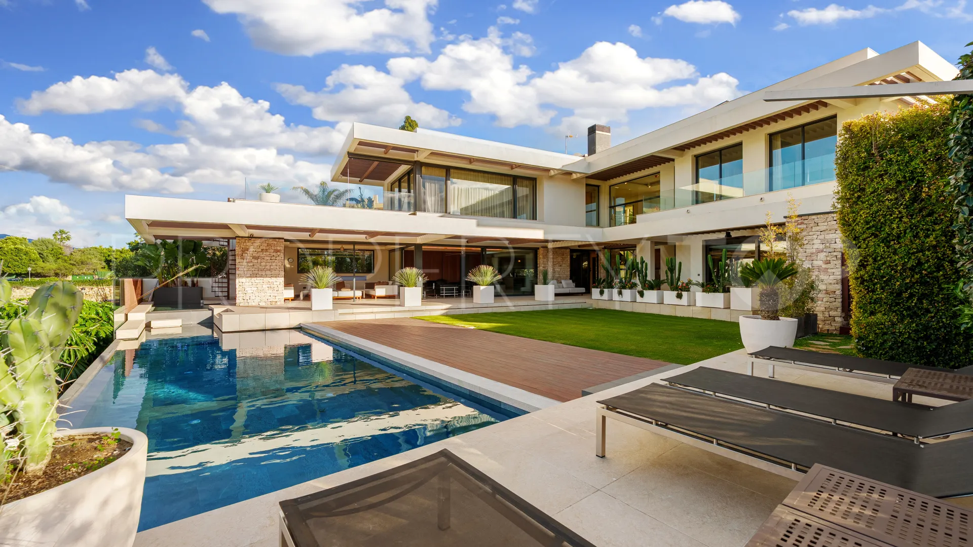 Villa en venta de 7 dormitorios en Nueva Andalucia