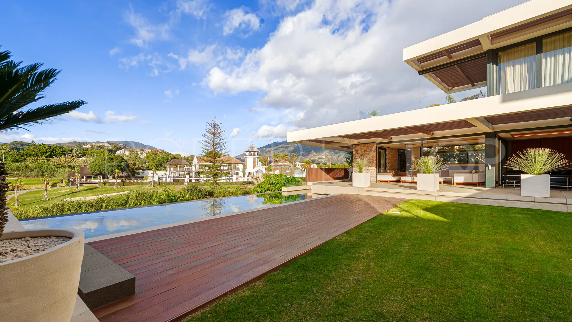 Villa en venta de 7 dormitorios en Nueva Andalucia