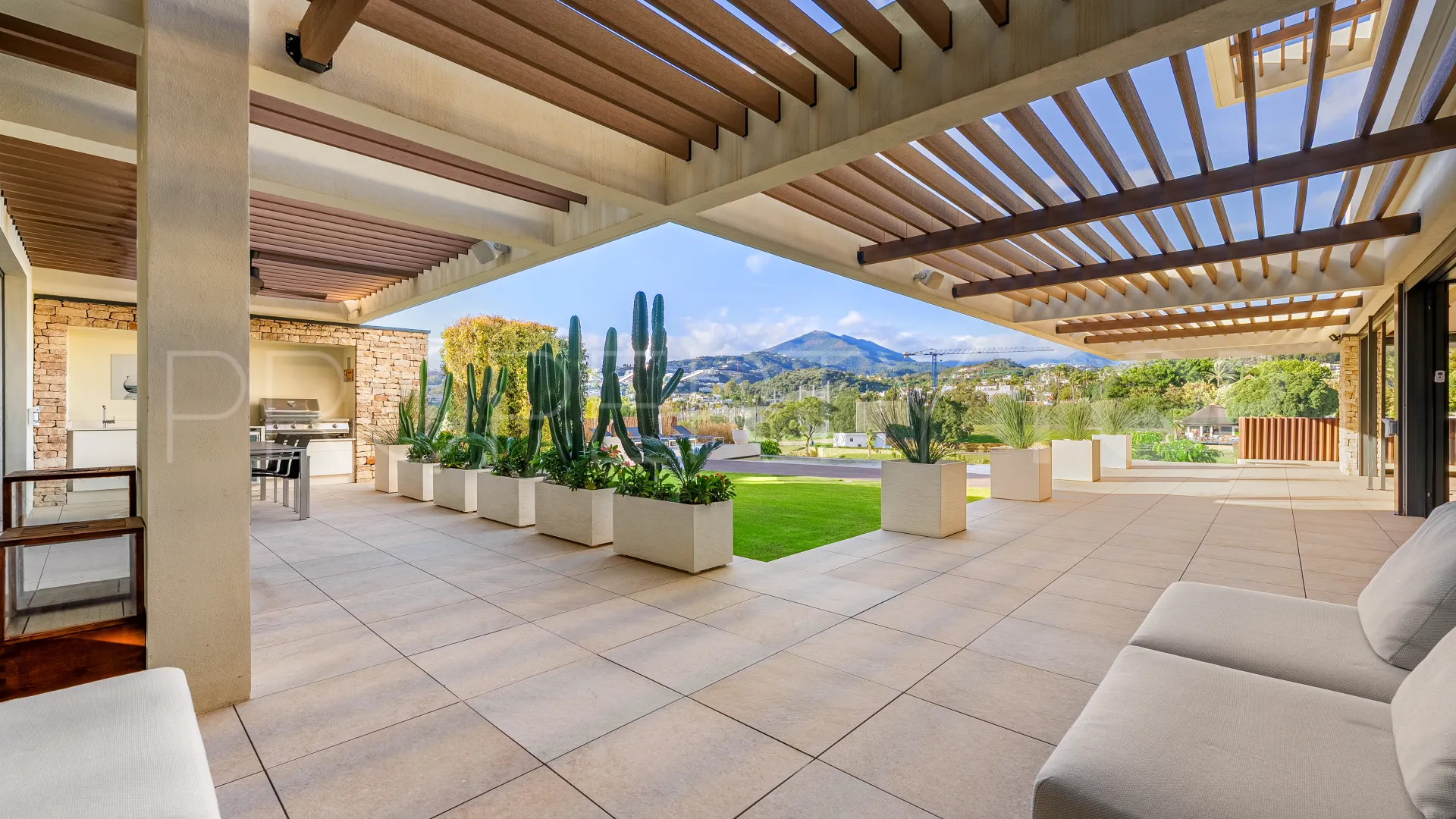 Villa en venta de 7 dormitorios en Nueva Andalucia