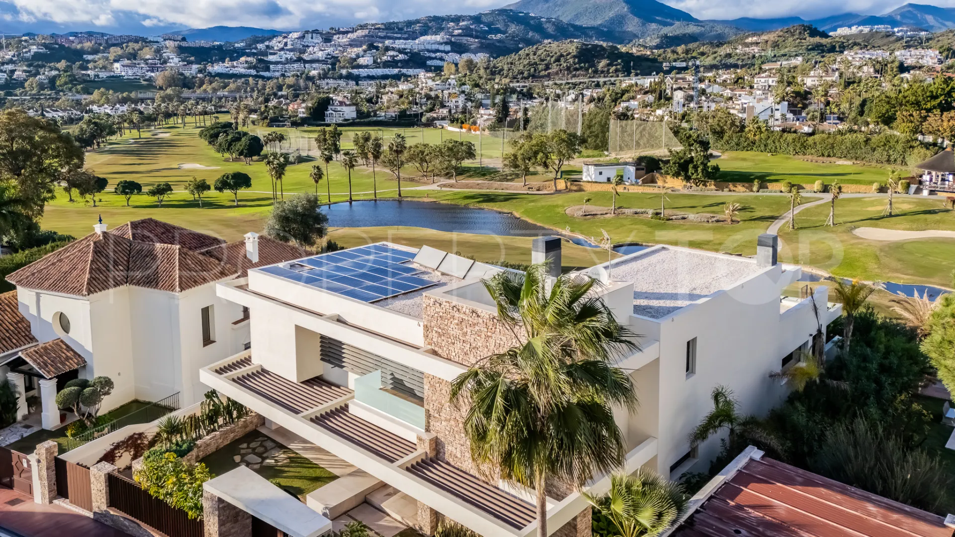 Villa en venta de 7 dormitorios en Nueva Andalucia