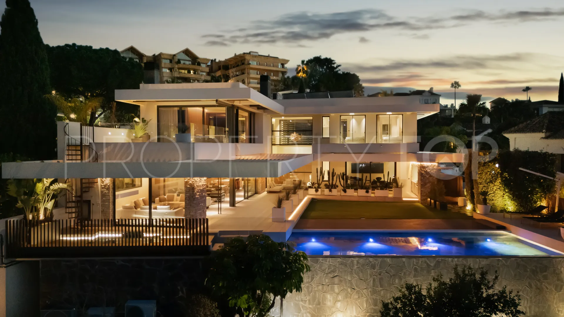 Villa en venta de 7 dormitorios en Nueva Andalucia