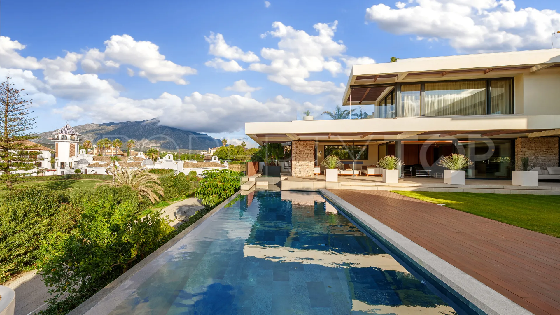 Villa en venta de 7 dormitorios en Nueva Andalucia