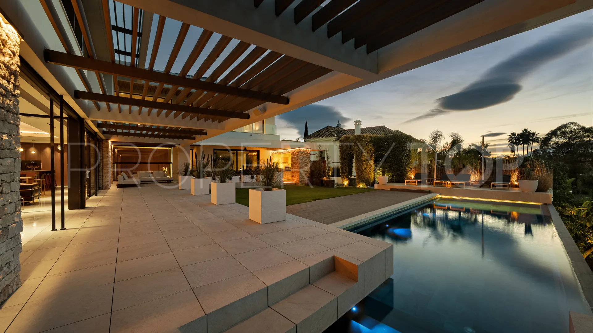Villa en venta de 7 dormitorios en Nueva Andalucia