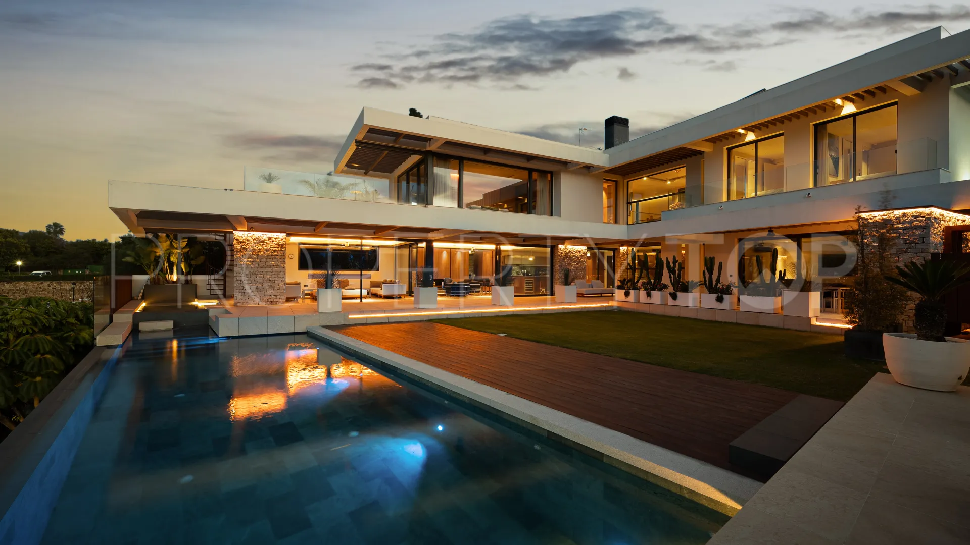 Villa en venta de 7 dormitorios en Nueva Andalucia