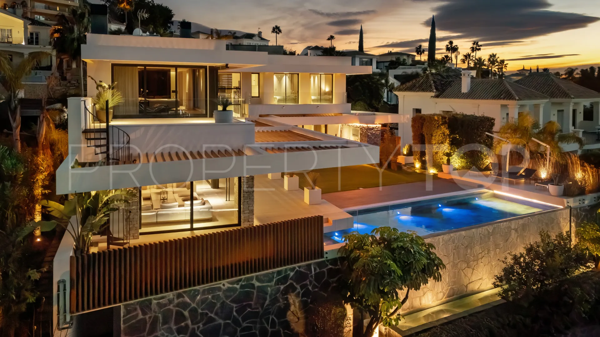 Villa en venta de 7 dormitorios en Nueva Andalucia