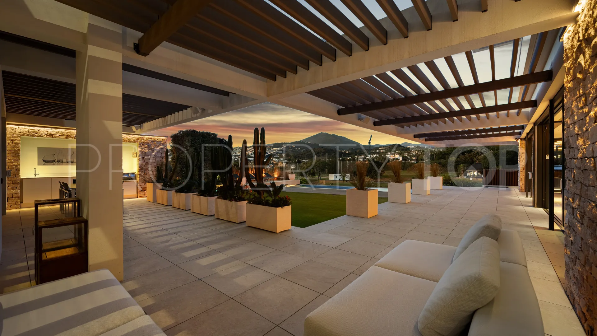 Villa en venta de 7 dormitorios en Nueva Andalucia