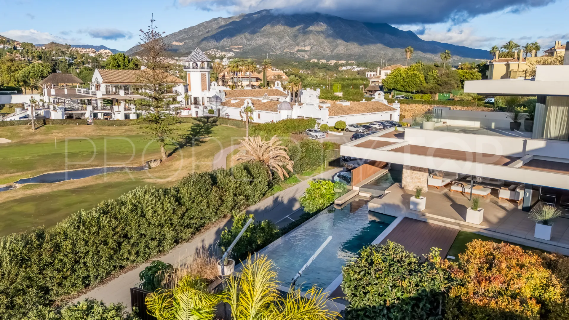 Villa en venta de 7 dormitorios en Nueva Andalucia
