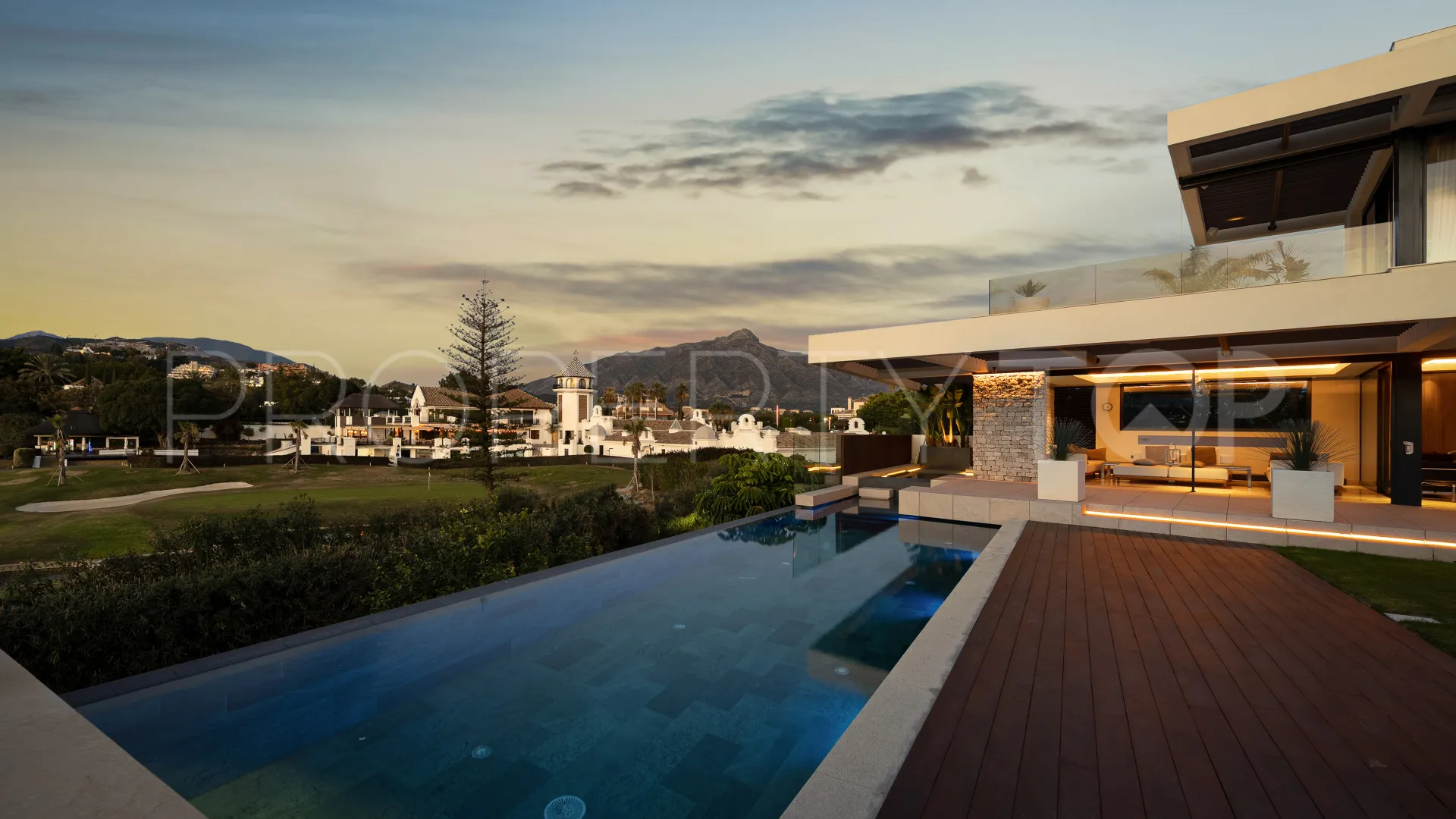 Villa en venta de 7 dormitorios en Nueva Andalucia