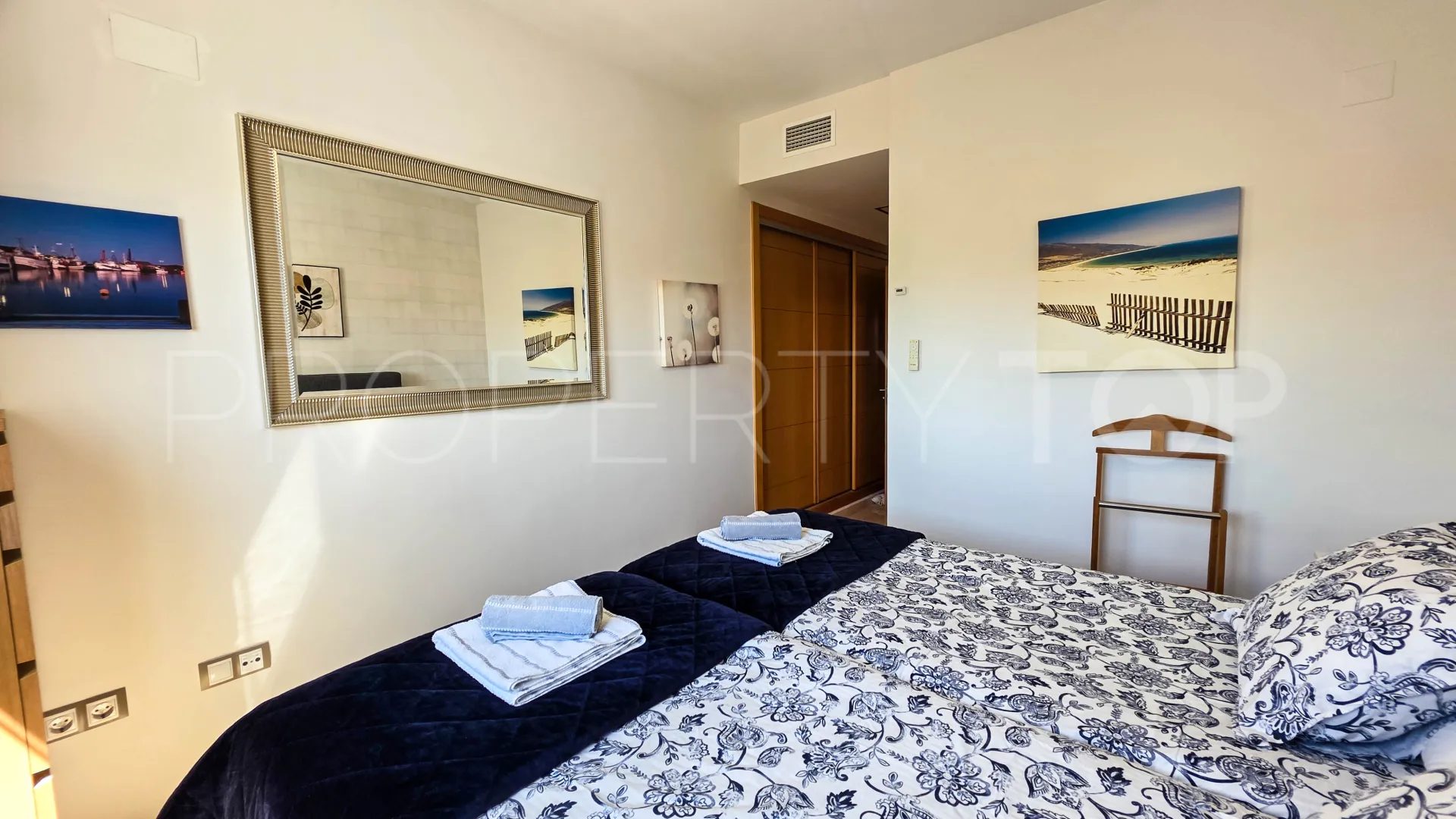 Buy penthouse with 2 bedrooms in Sabinillas